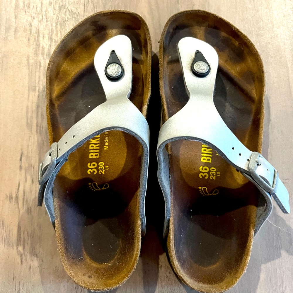 Birkenstock Gizeh style. Silver. Size 36
